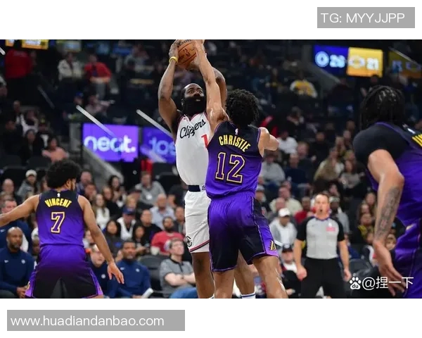 尼克斯与山猫激战正酣NBA赛场精彩瞬间回顾与分析